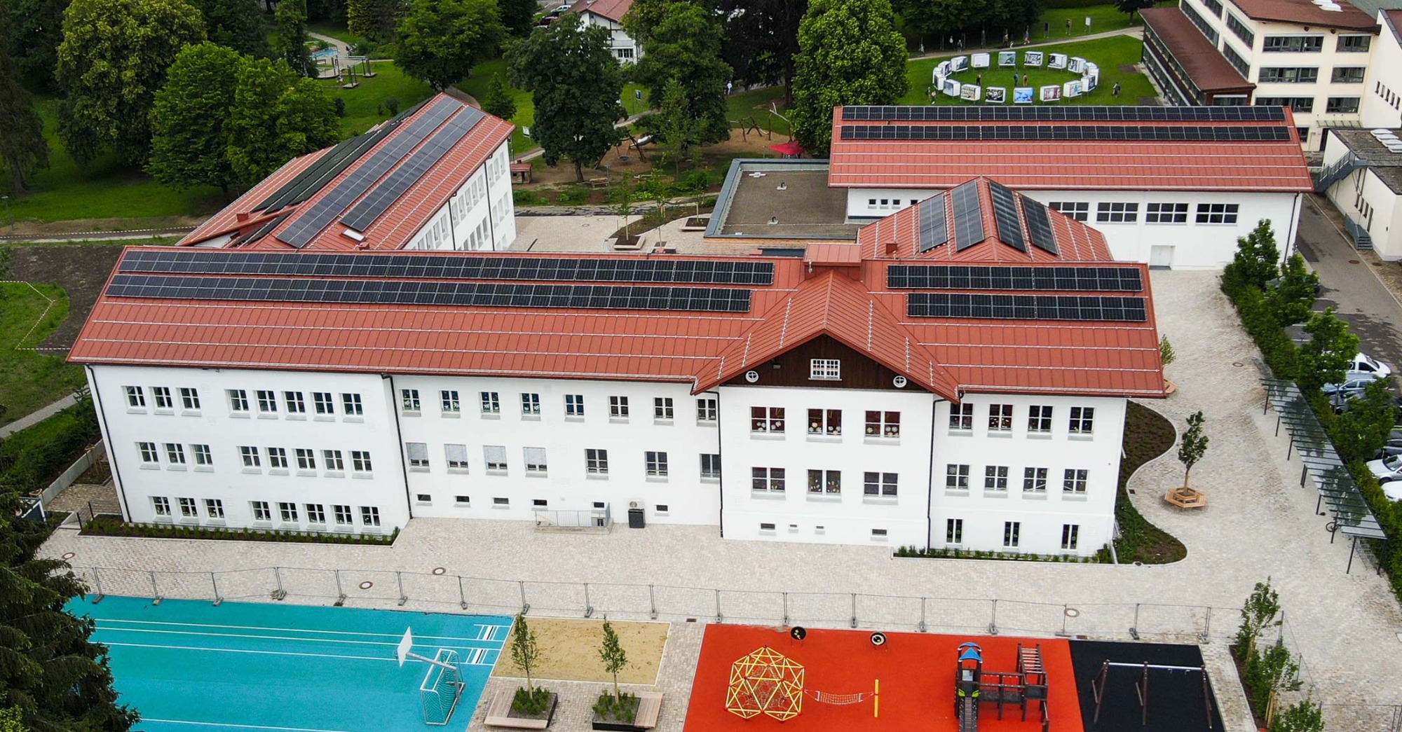 Luftaufnahme der Photovoltaikanlage (PV) der Grundschule Oberstdorf