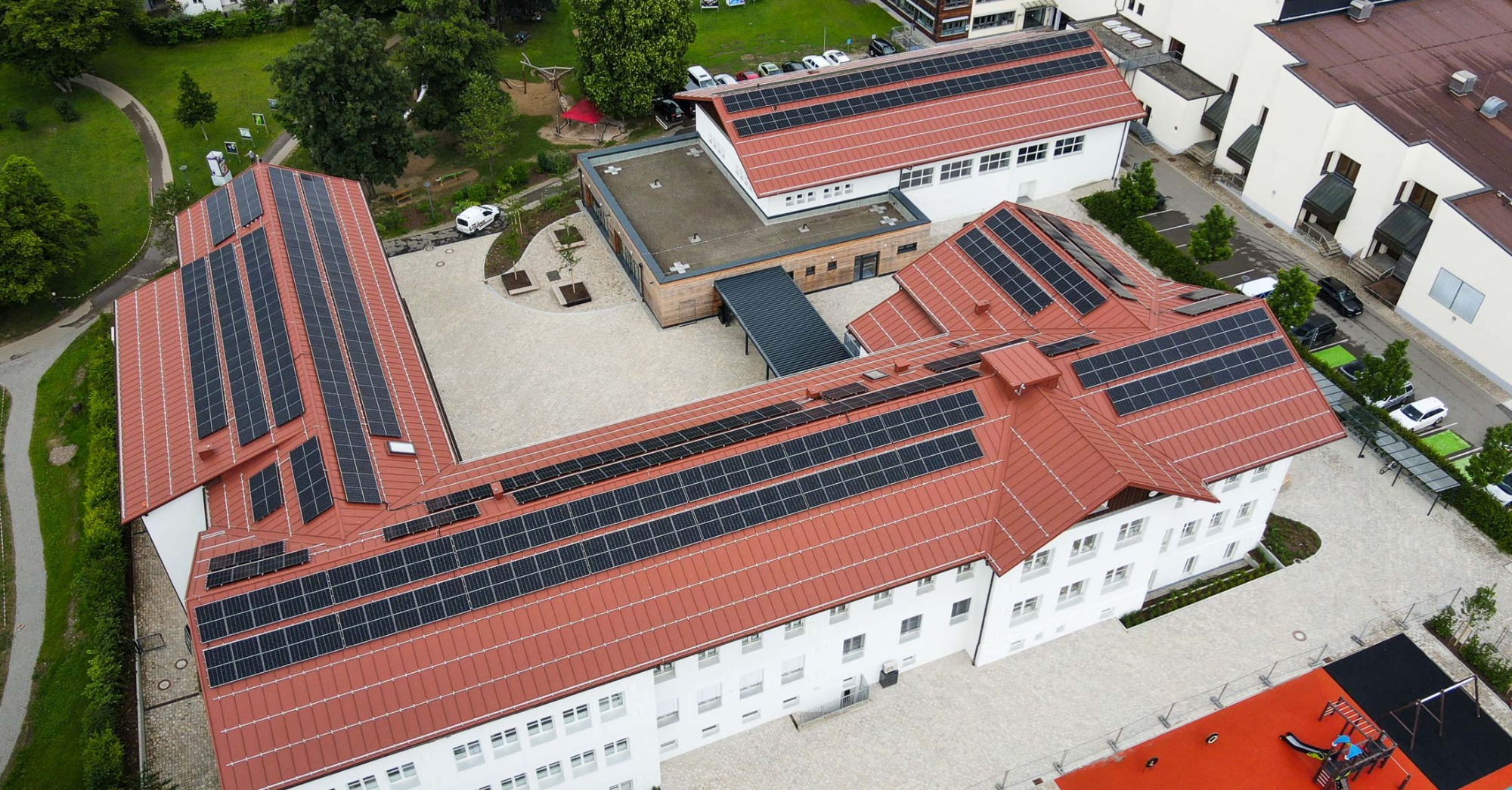 Luftbild der Photovoltaikanlage (PV) der Grundschule Oberstdorf