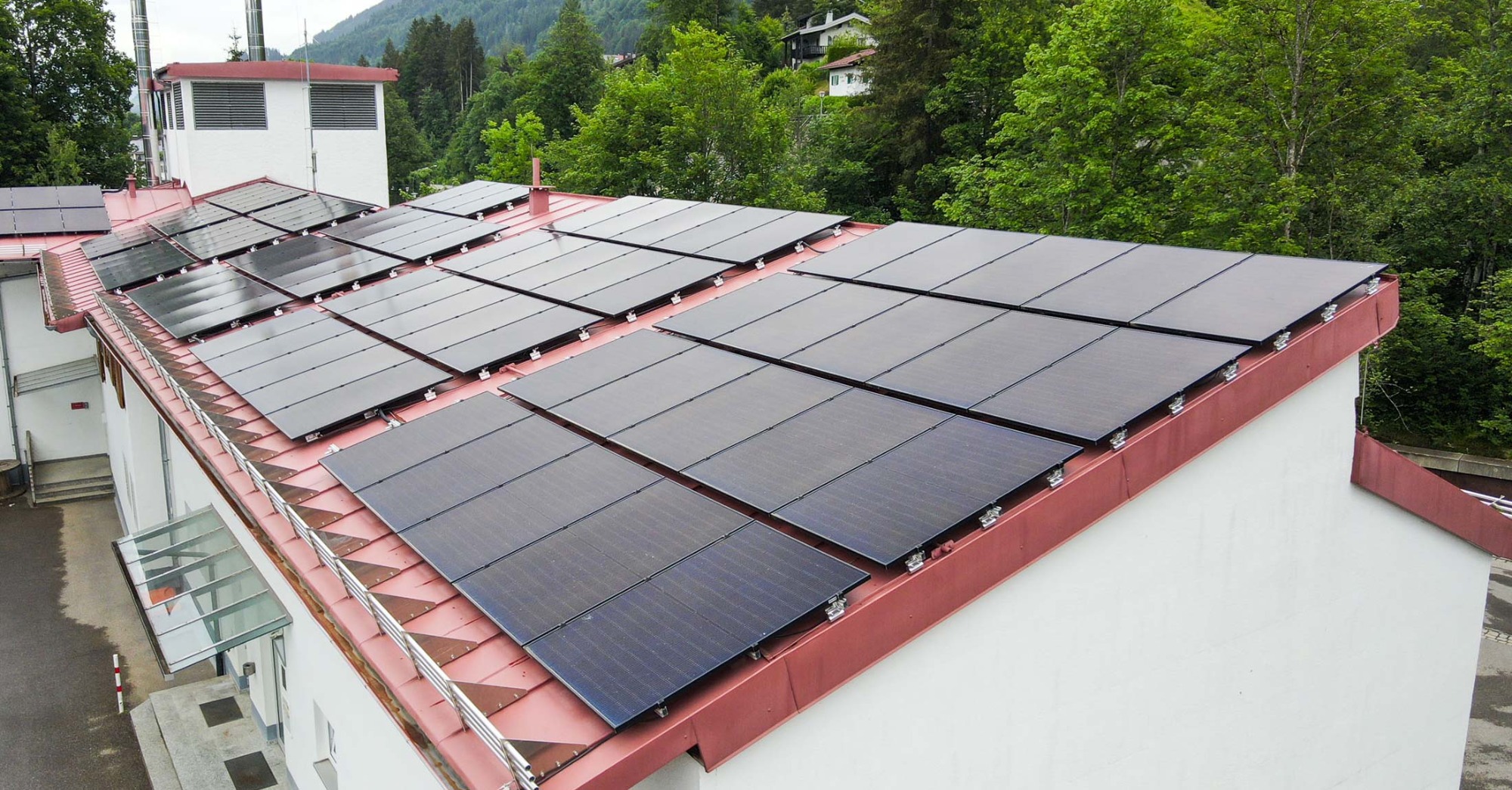 Photovoltaikanlage (PV) auf dem Dach der Gemeindewerke Oberstdorf