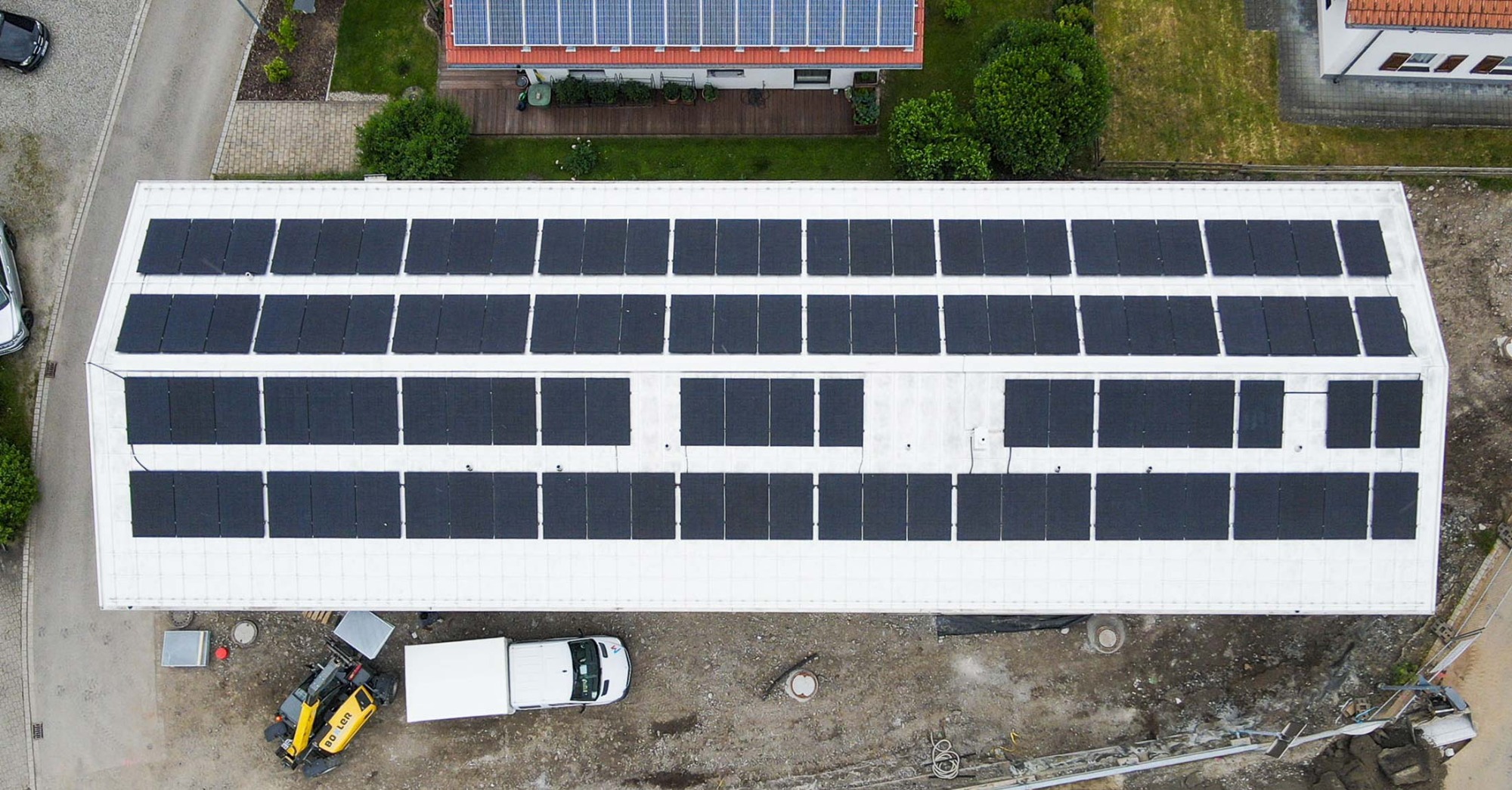 Luftaufnahme der Photovoltaikanlage (PV) auf dem Dach der Marktgemeinde Oberstdorf