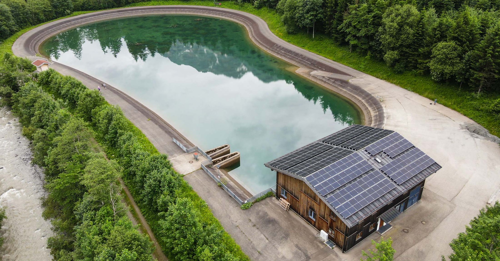 Luftaufnahme der Photovoltaikanlage (PV) des Unterbeckens des Wasserkraftswerks Warmatsgund in Oberstdorf