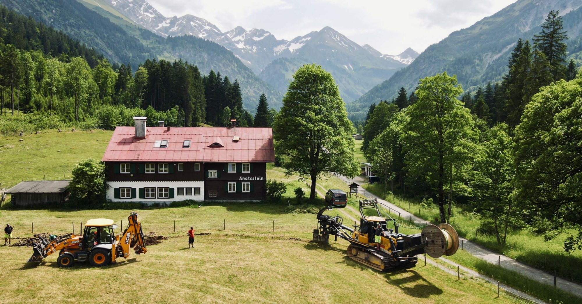 Luftaufnahme der Baustelle Glasfaser-Ausbau in Anatstein in Oberstdorf