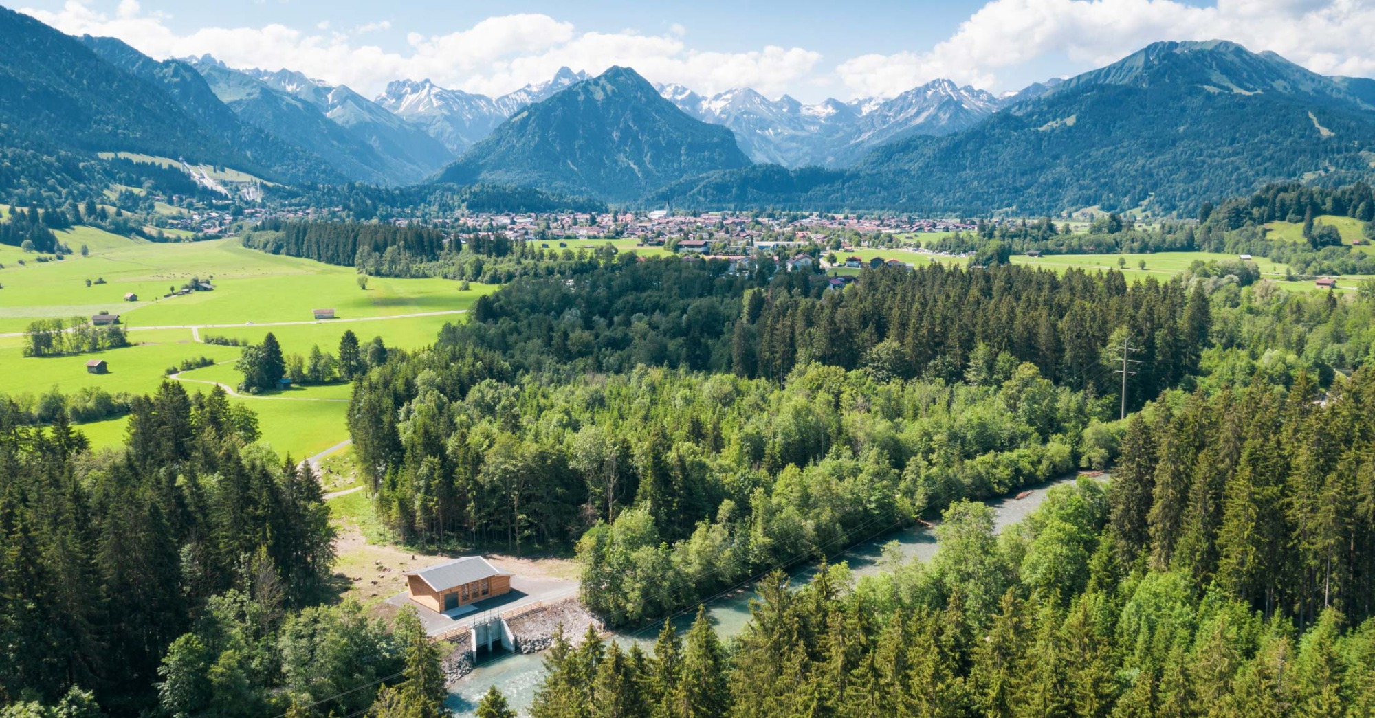 Luftaufnahme des Wasserkraftwerks am Illerursprung mit Blick auf Oberstdorf