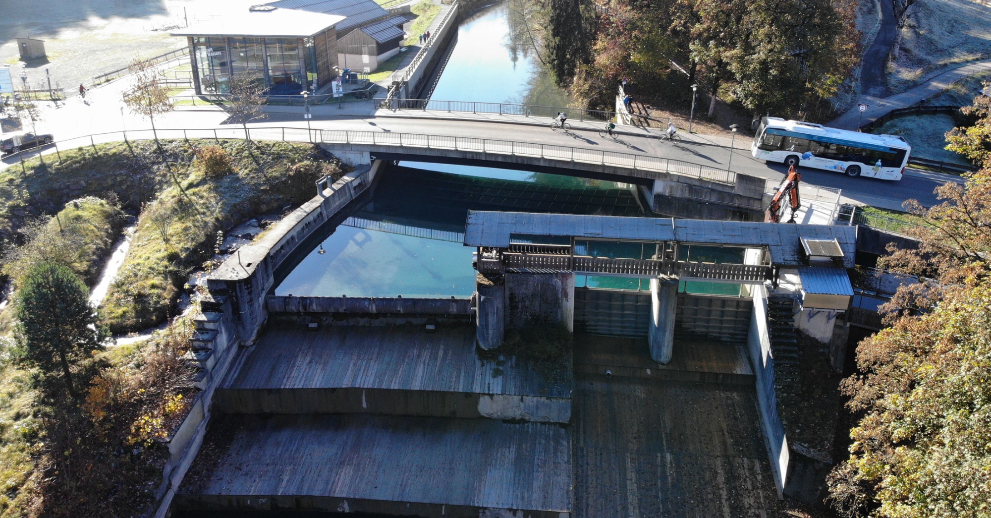 Luftaufnahme des Stauwehrs des Wasserkraftwerks Trettach in Oberstdorf