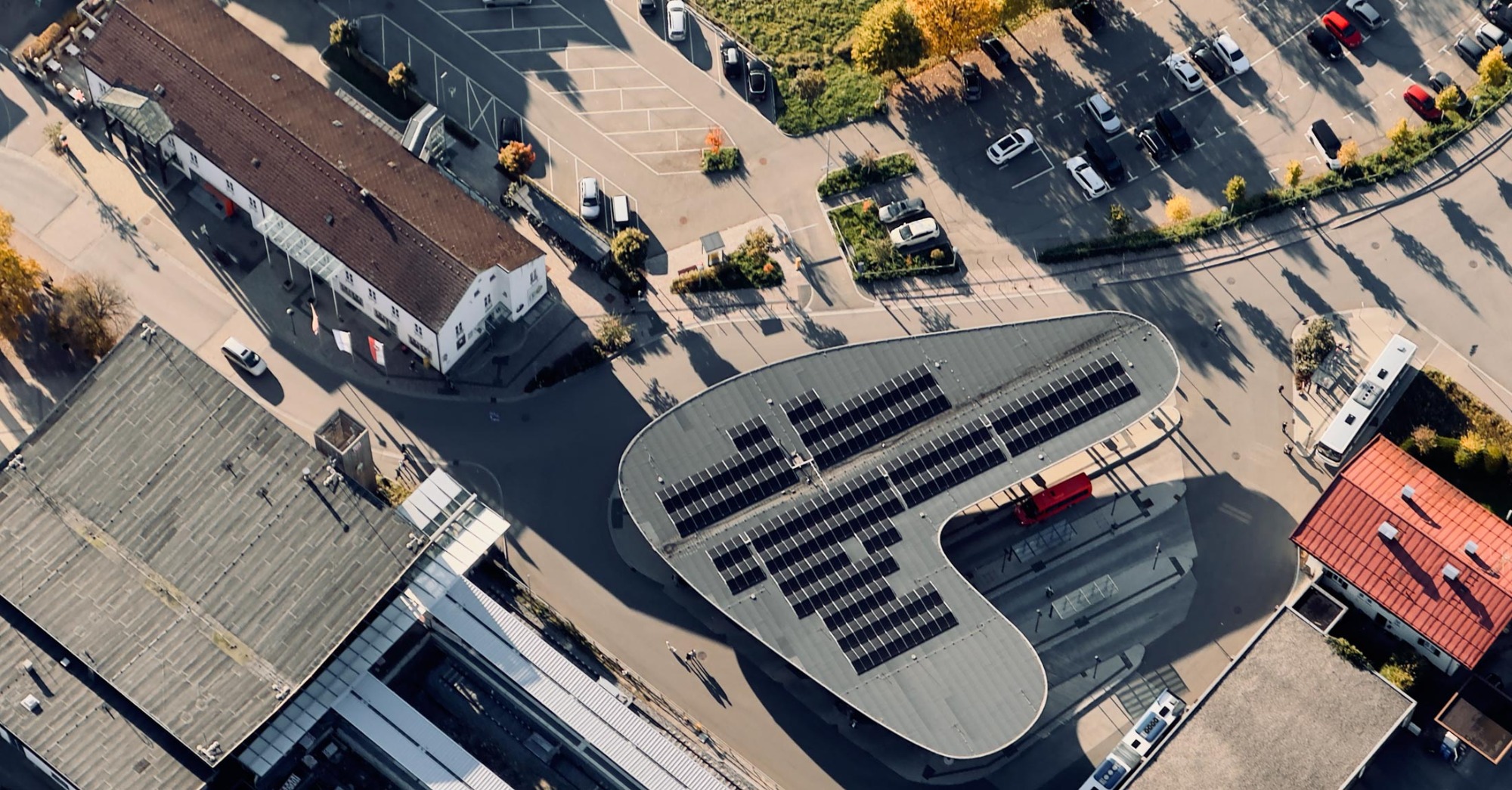 Luftaufnahme der Photovoltaikanlage (PV) auf dem Dach des neuen Busbahnhofs in Oberstdorf im Allgäu