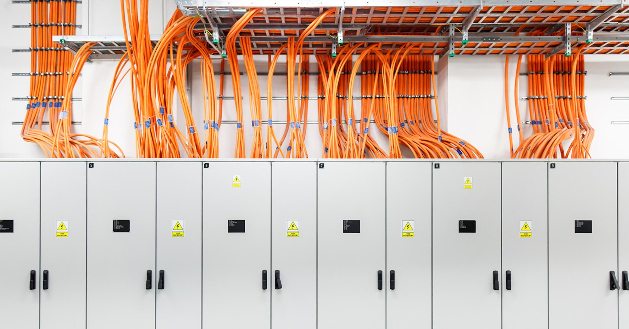 Schaltschränke und Kabeltrassen in einer Energieanlage in Oberstdorf