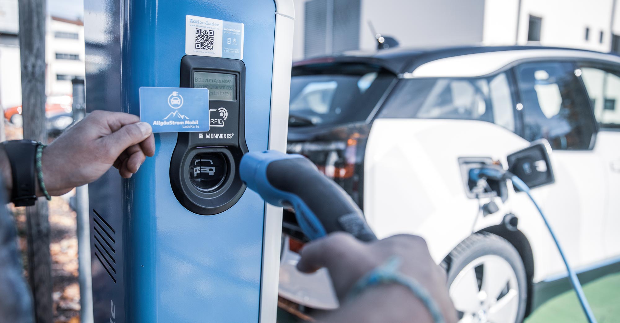 Elektrofahrzeug der AllgäuStrom Mobil beim Ladevorgang an einer E-Ladesäule