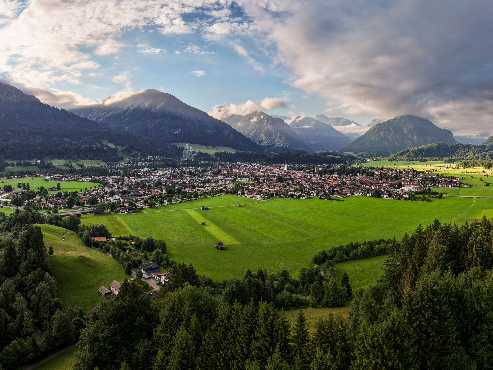 Luftaufnahme von Oberstdorf im Sommer mit Blick auf die Allgäuer Alpen