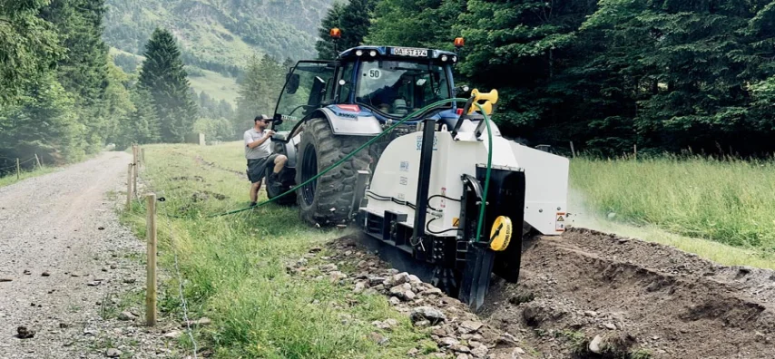 Grabenfräse beim Kabelleitungstiefbau für den Glasfaserausbau in Oberstdorf