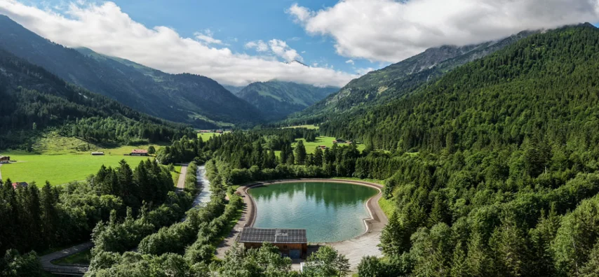 Luftaufnahme mit Blick über das Wasserkraftwerk Warmatsgund im Birgsauer Tal in Oberstdorf