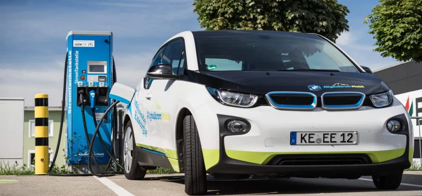 Elektrofahrzeug der AllgäuStrom Mobil beim Ladevorgang an einer E-Ladesäule