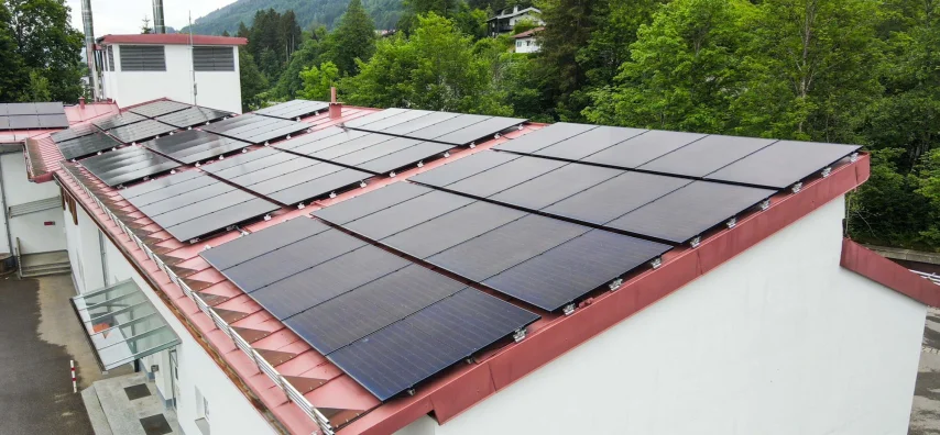 Photovoltaikanlage (PV) auf dem Dach der Gemeindewerke Oberstdorf