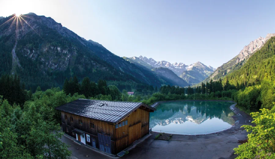 Sonnenaufgang im Stillachtal beim Wasserkraftwerk Warmatsgund in Oberstdorf