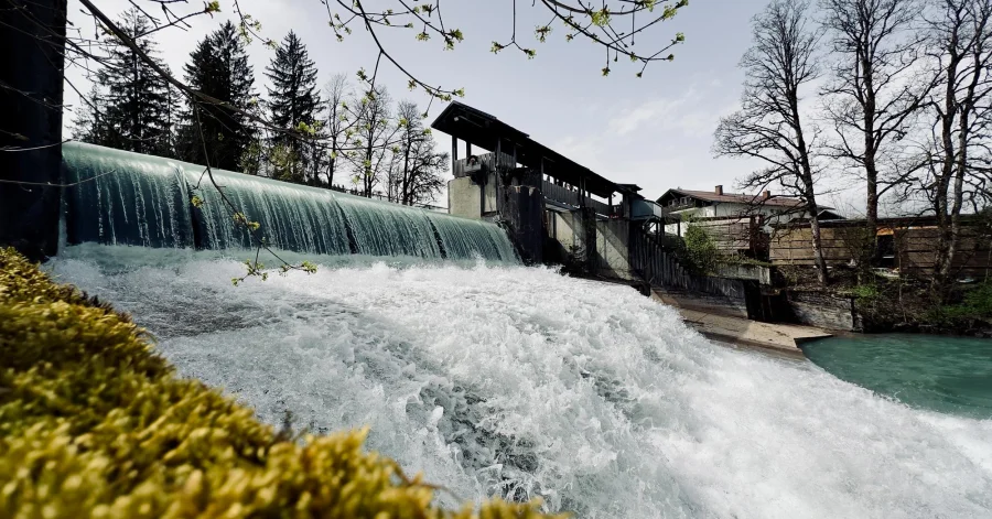 Stauwehr des Wasserkraftwerks Trettach in Oberstdorf