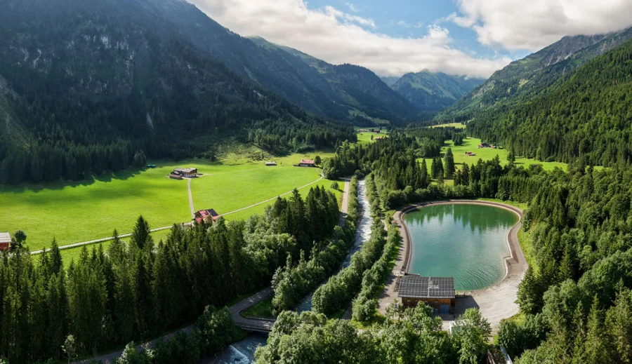 Luftaufnahme des Turbinenhauses inkl. unterem Stausee des Wasserkraftwerks Warmatsgund in Oberstdorf