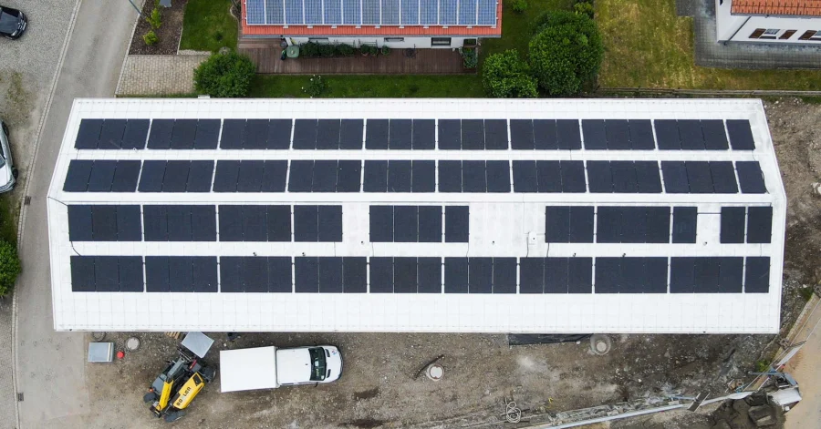 Luftaufnahme der Photovoltaikanlage (PV) auf dem Dach der Marktgemeinde Oberstdorf