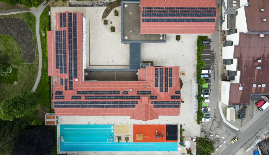 Luftaufnahme der Photovoltaikanlage (PV) auf dem Dach der Grundschule Oberstdorf im Allgäu