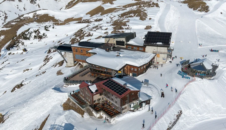 Luftaufnahme der Photovoltaikanlage (PV) auf dem Edmund-Probst-Haus am Nebelhorn in Oberstdorf