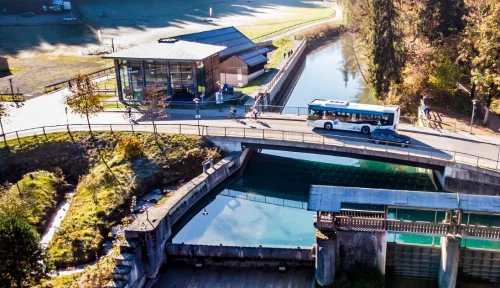 Luftaufnahme des Stauwehrs am Wasserkraftwerk Faltenbach in Oberstdorf