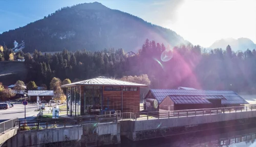 Wasserkraftwerk Faltenbach mit Blick auf den Schattenberg in Oberstdorf